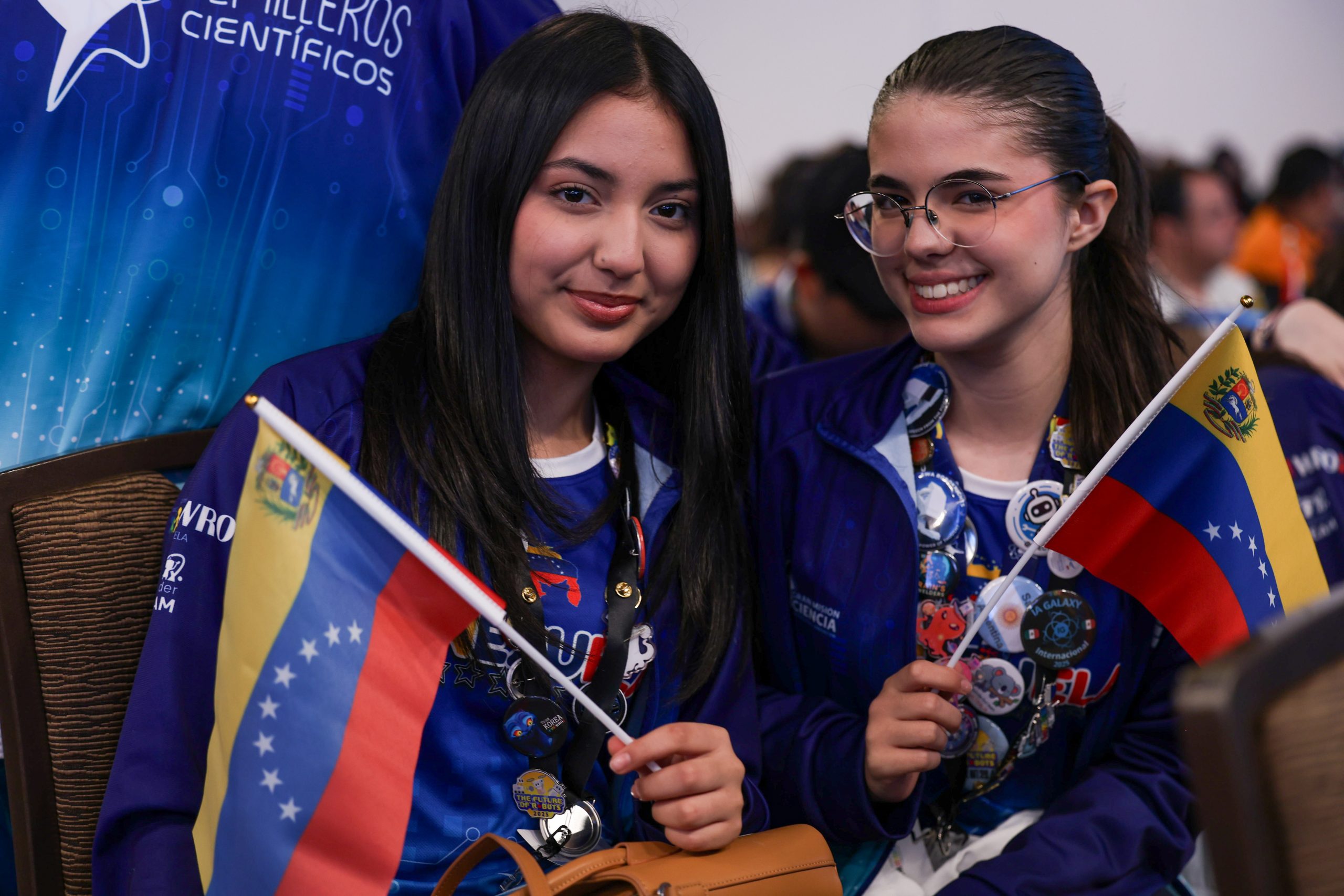 Competencia de robótica educativa WRO Venezuela con estudiantes trabajando en sus proyectos